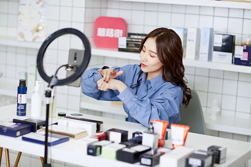 化妆品带货直播间装修布置