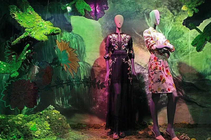服装店橱窗装修实景效果图